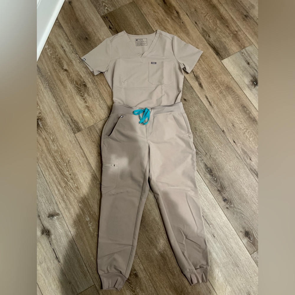 FIGS Boulder Catarina One-Pocket Scrub Top and Zamora Jogger Scrub Pants